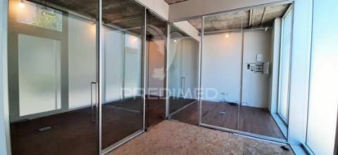 Fantástico escritório com 2 estacionamentos no restelo!