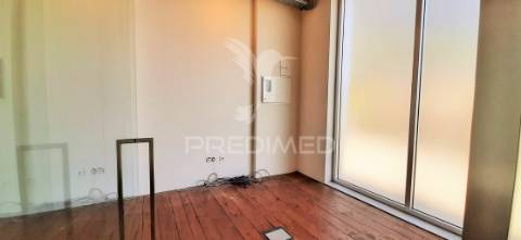 Fantástico escritório com 2 estacionamentos no restelo!