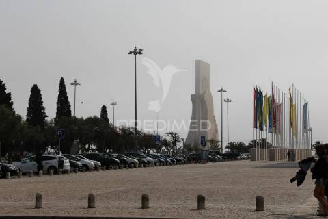 Fantástico escritório com 2 estacionamentos no restelo!