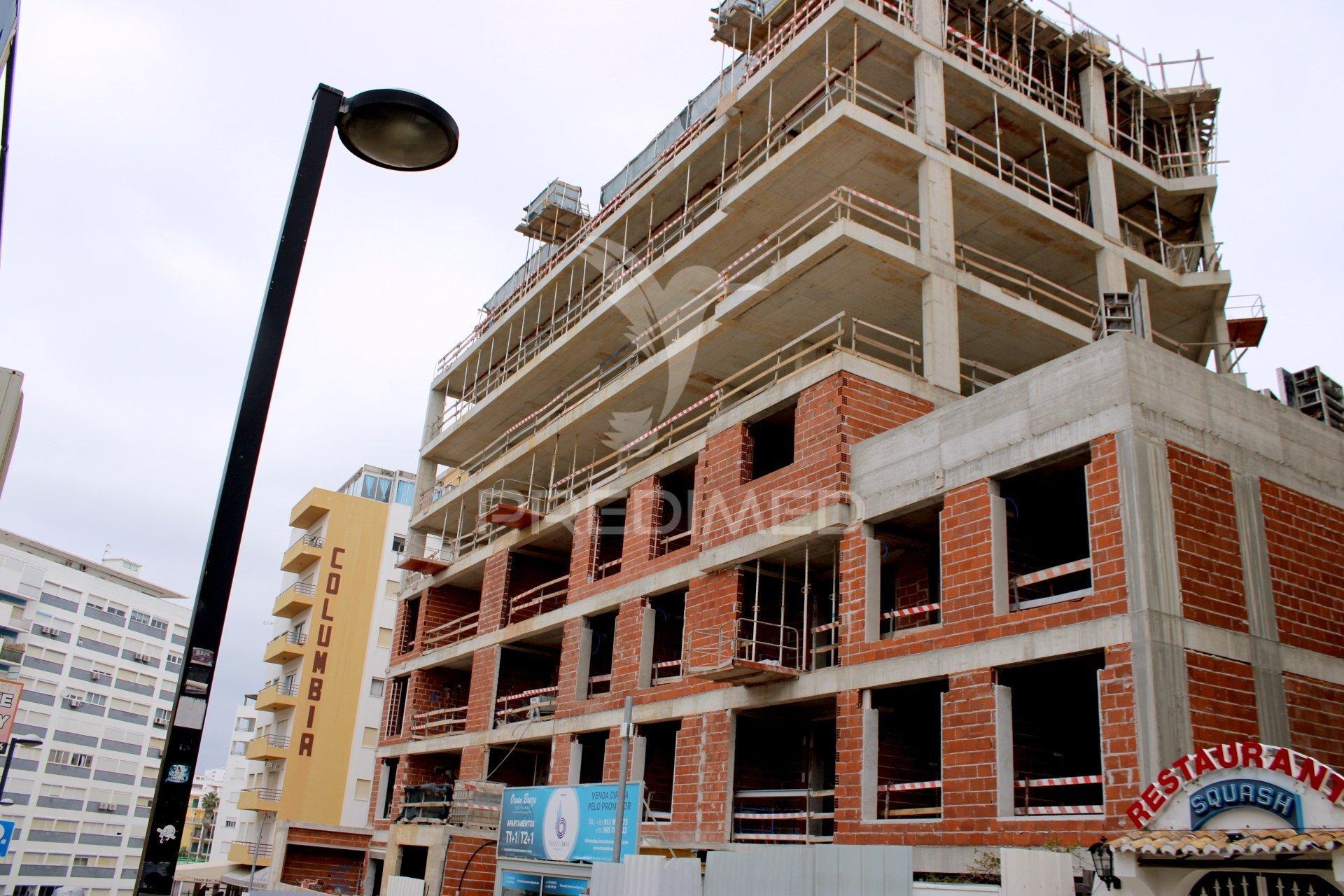 Novo t2+1 de luxo com terraço e garagem na praia rocha