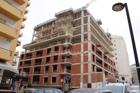 Novo t2+1 de luxo com terraço e garagem na praia rocha