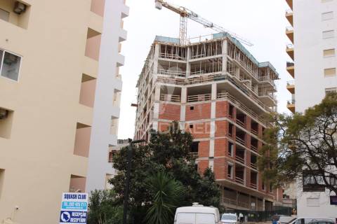 Novo t2+1 de luxo com terraço e garagem na praia rocha