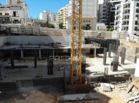 Novo t2+1 de luxo com terraço e garagem na praia rocha