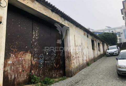 Armazém por recuperar em odemira