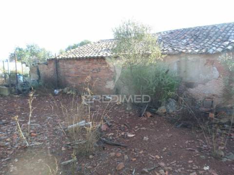 Ruina com vista rio e campo