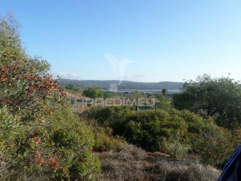 Ruina com vista rio e campo