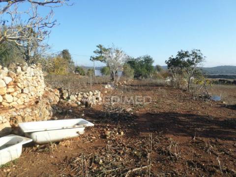 Ruina com vista rio e campo