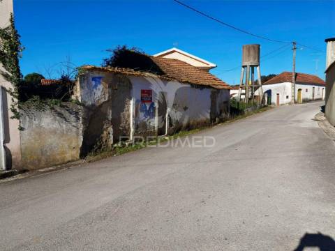 Casa de aldeia para restaurar com terreno