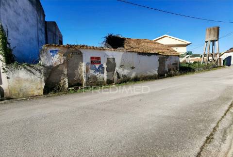 Casa de aldeia para restaurar com terreno