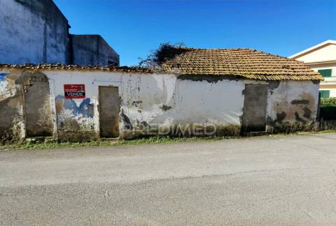 Casa de aldeia para restaurar com terreno
