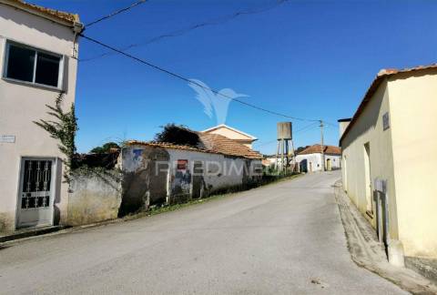 Casa de aldeia para restaurar com terreno
