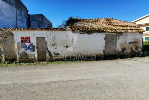 Casa de aldeia para restaurar com terreno