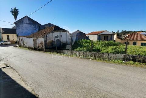 Casa de aldeia para restaurar com terreno