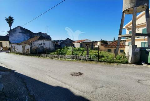 Casa de aldeia para restaurar com terreno