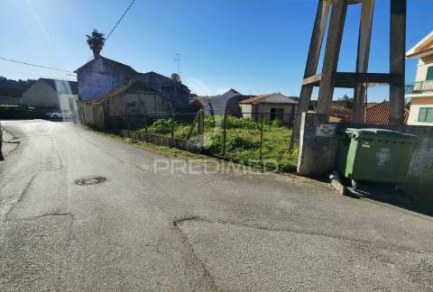 Casa de aldeia para restaurar com terreno