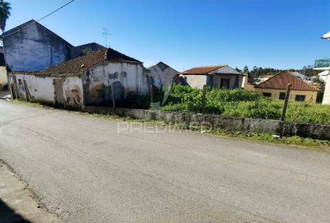 Casa de aldeia para restaurar com terreno