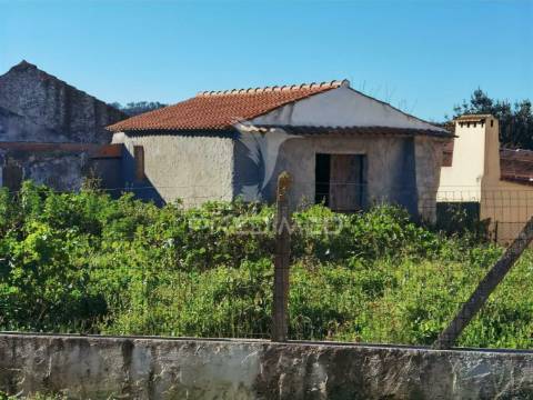 Casa de aldeia para restaurar com terreno