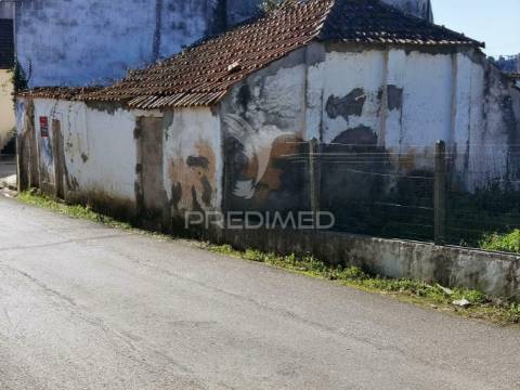 Casa de aldeia para restaurar com terreno