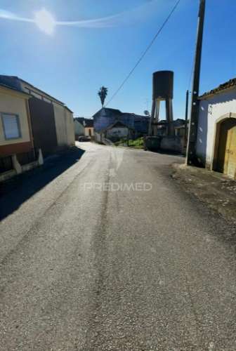 Casa de aldeia para restaurar com terreno