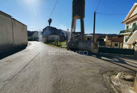 Casa de aldeia para restaurar com terreno