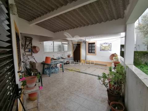Moradia com quintal 