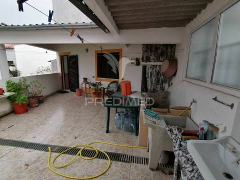Moradia com quintal 