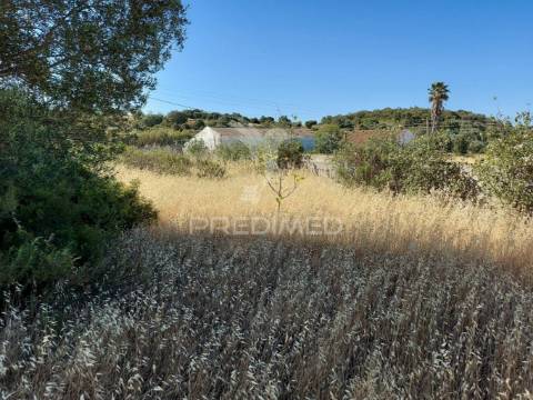 Terreno 14km de lagos 3330m2 totalmente delimitado com muro