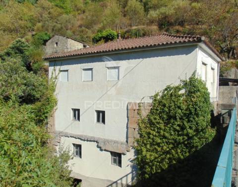 Moradia usada c/ 3 moinhos de roda em vila real