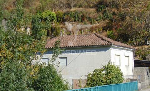 Moradia usada c/ 3 moinhos de roda em vila real