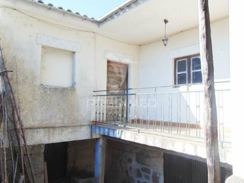 Moradia usada c/ 3 moinhos de roda em vila real