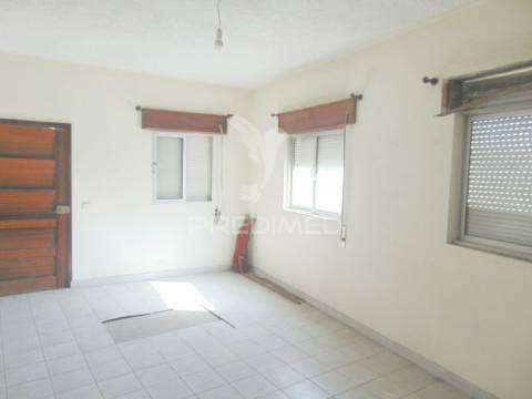 Moradia usada c/ 3 moinhos de roda em vila real