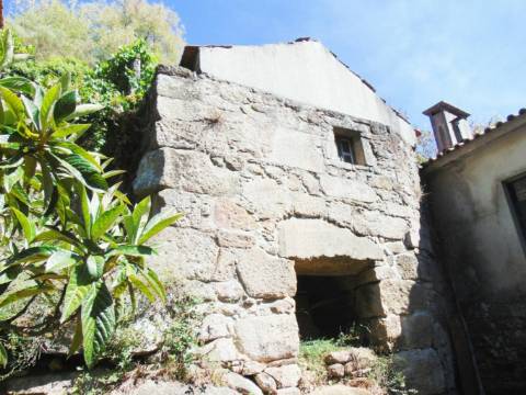 Moradia usada c/ 3 moinhos de roda em vila real