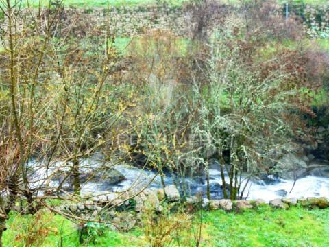 Moradia usada c/ 3 moinhos de roda em vila real