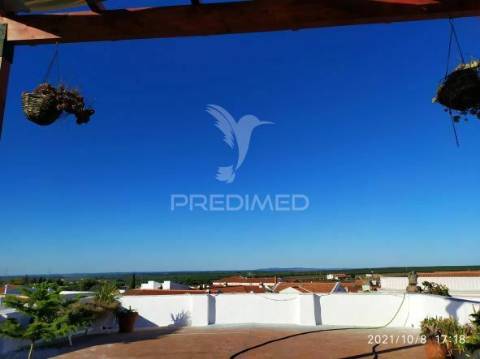 Alojamento local em casa senhorial com restaurante e loja individual