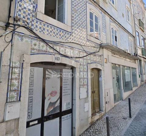 Reservado t2 em prédio recuperado junto à praia no centro da cidade de sesimbra