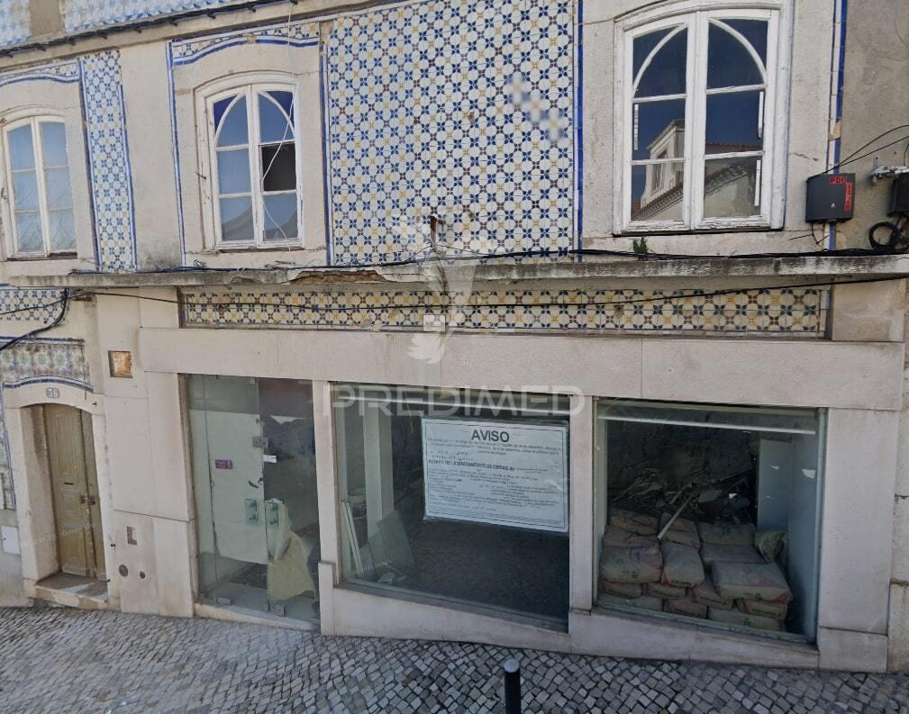 Reservado t2 em prédio recuperado junto à praia no centro da cidade de sesimbra