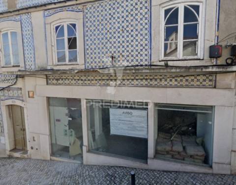 Reservado t2 em prédio recuperado junto à praia no centro da cidade de sesimbra