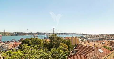 Magnífico t4 duplex com varandas, terraço e vista rio, estrela, lisboa