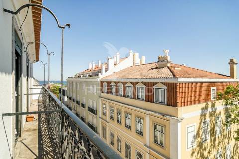 Magnífico t4 duplex com varandas, terraço e vista rio, estrela, lisboa