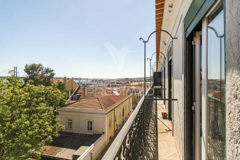 Magnífico t4 duplex com varandas, terraço e vista rio, estrela, lisboa