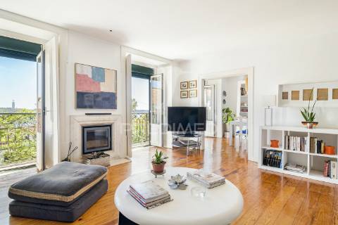 Magnífico t4 duplex com varandas, terraço e vista rio, estrela, lisboa