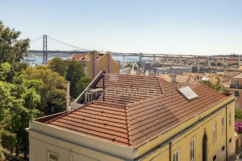 Magnífico t4 duplex com varandas, terraço e vista rio, estrela, lisboa