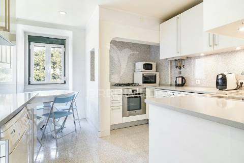 Magnífico t4 duplex com varandas, terraço e vista rio, estrela, lisboa