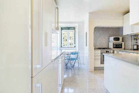 Magnífico t4 duplex com varandas, terraço e vista rio, estrela, lisboa