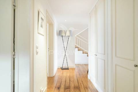 Magnífico t4 duplex com varandas, terraço e vista rio, estrela, lisboa