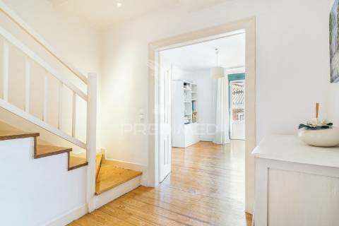 Magnífico t4 duplex com varandas, terraço e vista rio, estrela, lisboa