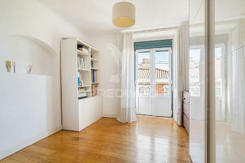 Magnífico t4 duplex com varandas, terraço e vista rio, estrela, lisboa