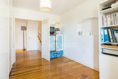 Magnífico t4 duplex com varandas, terraço e vista rio, estrela, lisboa