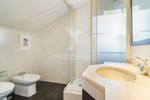 Magnífico t4 duplex com varandas, terraço e vista rio, estrela, lisboa