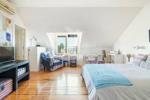 Magnífico t4 duplex com varandas, terraço e vista rio, estrela, lisboa